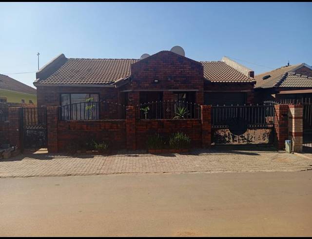 3 BEDROOM HOUSE FOR SALE IN THOKOZA EXT 2